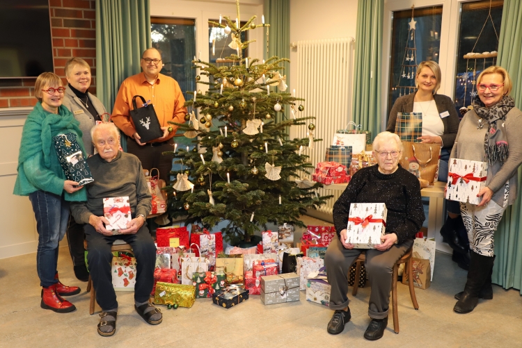 Weihnachtsaktion 2022, Übergabe von Weihnachtspäckchen in Kirchdorf